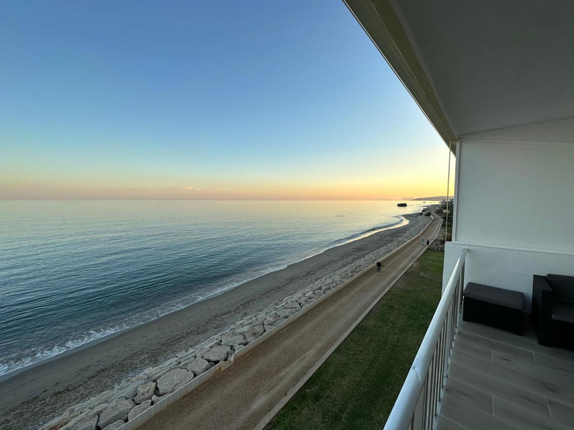 Beachfront, Top Floor Corner 2-Bed, Estepona Paseo Apartment Bagian luar foto